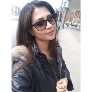 Parineeta Borthakur Instagram - Throwback selfie- Just out after a long @nyor.in meeting in the UK. .
#justfeltlikesharing #nostalgia #passionproject  #dreamproject #mybaby #nyor
