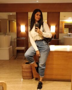 Parineeta Borthakur Instagram - When was the last time you got ready? 
Well, for me, I don't remember 😂
.
.
#throwback #stayhome #staysafe #fightcovid19 #safeathome