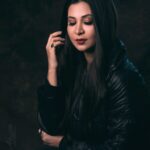 Parineeta Borthakur Instagram – Winter post in summer 🤪
Clicked by none other than @abyjitphoto 🤗
.
.
.
.
.
.
.
.

#homephotography #homeshoot #redlipstick #blackjacket #nyor #actress #actorslife #mumbai #weekend #nightlife #poser #dark #picoftheday #photoshoot #mood #goodvibes