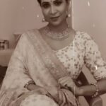 Parineeta Borthakur Instagram – Pagli !!!
My pagalpanti comes out when I have gaps in between my scenes 😅
.
.
.
.
#ReelItFeelIt #parineetaborthakur #spybahu #onset #makeuproom #Reelstagram #pagli #retro #retrobollywood #blackandwhite #chaltikanaamgaadi Film City