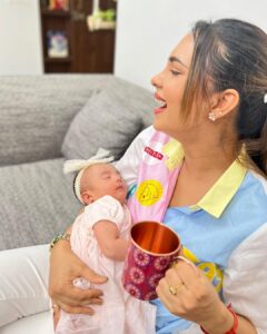 Pooja Banerjee Instagram - Copper cup and my butter cup!!!! Pure copper Mug by @ekbyekta  keeping health as my @sanassejwaal priority thank You @ektarkapoor for celebrating life,health and happiness with @ekbyekta  #PoojaBanerjee #SanaSSejwaal #BlueMermaid #NewMom #BabyPoo #sejwaljr #Gulabo #babygirl 📸- @shwt_9