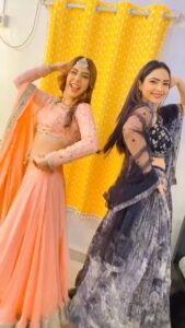 Pooja Banerjee Instagram - Oye hoye…!!! 💃 Kapoor Sisters in the make-up room !!! #MakeuproomDiaries #balh #Badeachelagtehain @shreya_nehal @muktadhond @sonytvofficial