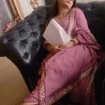 Pooja Banerjee Instagram - Shooting while being #Preggo #ReadScripts #TakeANap #ShootReels #PreggoLife #RheaMehra #Bts #KumKumBhagya #PoojaBanerjee #BlueMermaid #momToBe