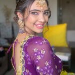 Pooja Banerjee Instagram - #NoFilterNeeded when @jhanvimehta_mua_ does make up and hair styling for me… #KarwaChauthMehendiLook. Outfit by- @shreeaaryaofficial styled by- @thedotdiary Jwellery by- @koharbykanika #PoojaBanerjee #KarwaChauth #blueMermaid #PurpleisMyNewFavColor Mumbai, Maharashtra