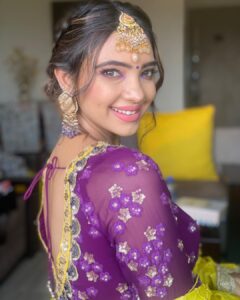 Pooja Banerjee Instagram - #NoFilterNeeded when @jhanvimehta_mua_ does make up and hair styling for me… #KarwaChauthMehendiLook.  Outfit by- @shreeaaryaofficial styled by- @thedotdiary Jwellery by- @koharbykanika  #PoojaBanerjee #KarwaChauth #blueMermaid #PurpleisMyNewFavColor
