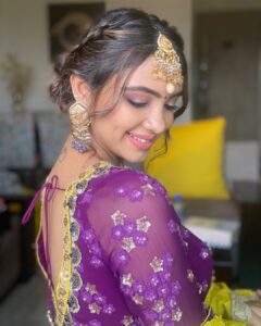 Pooja Banerjee Instagram - #NoFilterNeeded when @jhanvimehta_mua_ does make up and hair styling for me… #KarwaChauthMehendiLook.  Outfit by- @shreeaaryaofficial styled by- @thedotdiary Jwellery by- @koharbykanika  #PoojaBanerjee #KarwaChauth #blueMermaid #PurpleisMyNewFavColor