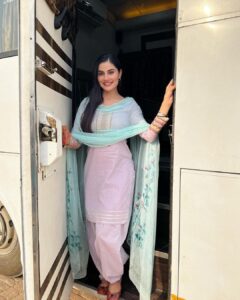 Prabh Grewal Instagram - ਮੈਂ ਉਹਨਾਂ ਚੀਜਾਂ ਤੋਂ ਬਹੁਤ ਖੁਸ਼ ਹਾਂ ਤੇ ਦੂਰ ਹਾਂ ,
ਜਿਨਾਂ ਦੀ ਮੈਂ ਗੱਲ ਨਹੀਂ ਕਰਦੀ ...!!🌸

Which one you like..?? 1,2,3 ☺️