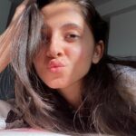 Preethi Asrani Instagram – Peace and Pout! 🤍
Sending lots of love to ya”ll!!! 

P.S: Messy hair, don’t care 💁‍♀️
Ok bye!