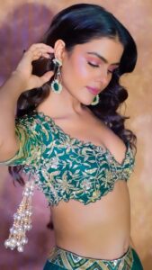 Priyanka Chahar Choudhary Instagram - Aur?? ♥️

Stylist: @roshni0819
Outfit: @guldavari_one
Video: @vinaylolam_ 
Makeup: @makeupbyrishabk 
Hair: @nat_chava 
HMU agency: @tapnrise 
Team: @greenlight__media 

#priyankachaharchoudhary