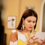 Priyanka Chahar Choudhary Instagram - #udaariyaan #serial #instagramreels #shootlife @priyankachaharchoudhary #udaariyaanteam @iamindreshmalik @6_ankitgupta @isha__malviya @colorstv @ravidubey2312 @sargunmehta @srmanjain @khanaltaf11 @preetjrajput @dreamiyata @colorstv @dropofsunshine31 @kee_ta_22 @kundan243 #fatejo #jasfa #priyankachaharchoudhary #ankitgupta #ishamalviya #tejo #fateh #jasmine #photographer 📸@itskrajofficial