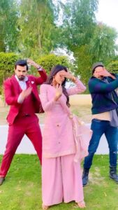 Priyanka Chahar Choudhary Instagram - Me and my barely ( belly 😉) dancers @6_ankitgupta @karanvgrover #fatejang ✨