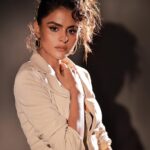 Priyanka Chahar Choudhary Instagram - When you love what you do, it shows! 😍 Had an amazing time shooting for these pictures! ✨ #priyankachaharchoudhary Photographer: @amitkhannaphotography Makeup: @garg_kinjal Hair: @abidansanri Outfit Styling: @styling.your.soul Jewellery: @style.source.rent Location: @maximusstudiomumbai Team: @greenlight__media