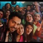 Raghav Juyal Instagram - Aaj kal ki hi baat hai!! Subko chilla chilla ke bata do, @varundvn ka birthday ayaa! Saath mein #OppoF21ProSeries bhi laya! @mohanshakti @avneetkaur_13 @dhanashree9 #FlauntYourBest @oppoindia