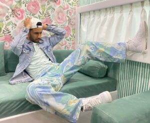 Raghav Juyal Instagram - हाँ pose मारा है , हाँ ज़्यादा hero बन रहा हूँ , जो उखाड़ना है उखाड़ लो 
 .
.
Style by : @priyanka2.0 
Asst by : @kashishsgaur 
Hair : @sajzdot 
Make up : @kondvilkarsuhas 
Assist by : @vikasgupta46_ 
Manage by @nyogesh81