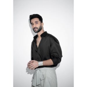 Raghav Juyal Instagram - Photuon ka shoot karwa liya maine , 
Which one is your favourite? 

OUTFIT - customised by @iamkenferns 
Managed by - @blueorchidentertainment 
Photographer - @rishabhkphotography 
Makeup- @kondvilkarsuhas 
Hair - @hairby_vijaylimbachiya 
Driver - @arjunp822