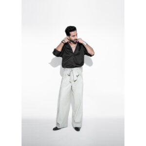 Raghav Juyal Instagram - Photuon ka shoot karwa liya maine , 
Which one is your favourite? 

OUTFIT - customised by @iamkenferns 
Managed by - @blueorchidentertainment 
Photographer - @rishabhkphotography 
Makeup- @kondvilkarsuhas 
Hair - @hairby_vijaylimbachiya 
Driver - @arjunp822