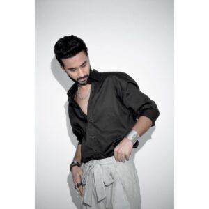 Raghav Juyal Instagram - Photuon ka shoot karwa liya maine , 
Which one is your favourite? 

OUTFIT - customised by @iamkenferns 
Managed by - @blueorchidentertainment 
Photographer - @rishabhkphotography 
Makeup- @kondvilkarsuhas 
Hair - @hairby_vijaylimbachiya 
Driver - @arjunp822