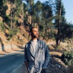 Raghav Juyal Instagram - कोई filter नहीं रखा , जितना हो सके उतने filterless की कोशिश है ज़िंदगी में , अभी काफ़ी काम करना है सारे filters हटाने में , बहुत तरीक़े के filters अभी बाक़ी हैं ( जैसे juno,gingham,lo-fi,Ludwig इत्यादि ) कुछ लोग हैं इस जीवन में जिनकी भूमिका काफ़ी विशाल रही है ,मुझे, मुझसे मिलाने में . उन में से २ लोग हैं 1 @sara.arrhusius 2 @saurabhsachdeva77 और बहुत बड़ा धन्यवाद मेरे छोटे भाई @meri_nazro_se @kharola_yash का जिसने मुझे इतने खरे तरीक़े से क़ैद(आज़ाद)किया इस चित्र में . बहुत उमदा नज़र है बचे की Uttarakhand