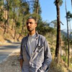 Raghav Juyal Instagram - कोई filter नहीं रखा , जितना हो सके उतने filterless की कोशिश है ज़िंदगी में , अभी काफ़ी काम करना है सारे filters हटाने में , बहुत तरीक़े के filters अभी बाक़ी हैं ( जैसे juno,gingham,lo-fi,Ludwig इत्यादि ) कुछ लोग हैं इस जीवन में जिनकी भूमिका काफ़ी विशाल रही है ,मुझे, मुझसे मिलाने में . उन में से २ लोग हैं 1 @sara.arrhusius 2 @saurabhsachdeva77 और बहुत बड़ा धन्यवाद मेरे छोटे भाई @meri_nazro_se @kharola_yash का जिसने मुझे इतने खरे तरीक़े से क़ैद(आज़ाद)किया इस चित्र में . बहुत उमदा नज़र है बचे की Uttarakhand