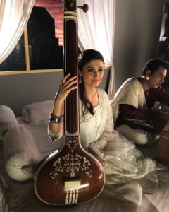 Ragini Khanna Instagram - You know you have build good associations and relationships when get lit like this 😊🙏🏼 always a pleasure to work with friends 😊🙏🏼 #onset #actor #actorlife #lovemyjob ❤️ also this looks like a sign I need to start my riyaaz 🎼 #music #spiritual #soulfood