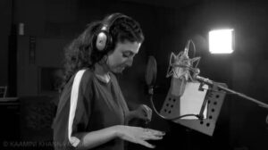 Ragini Khanna Instagram - Childhood dream, realised and archived (forever) feeling the 90’s with my moms number. Volume⬆️ plug in your 🎧....dated 1998. My first single. (Unplugged cover)
Love it...share it :) 💋💌 Full video:- https://youtu.be/Z7j5XbRS-2M