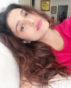 Ragini Khanna Instagram - When you have a hectic Sunday and a chutti on Monday.. ignore that guy in the background... #boredselfie #nomakeup  #solotraveler #allbymyself ♥️ #selfie #afterlongtime 🤦🏻‍♀️