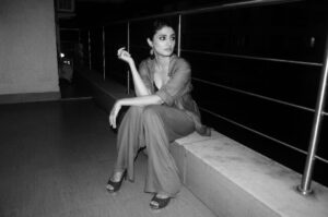 Ragini Khanna Instagram - This is what a night before a #mondaymorning looks like ! What's on my mind ? Scripts, meetings, my next, directors, writers, artists, stylists, make up and hair artists, designers, publicist, my manager, perception..(to name just a few) and my top priority "ACTING". Cause when you love your job there is #nochill your job becomes your passionate lover who never leaves your mind ♥️ #cinema #onmymind #lovemyjob #actor #actorslife #onnormaldays 🎬