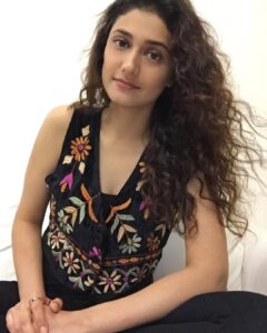 Ragini Khanna Instagram - Zarre Zarre Mein Usi Ka Noor Hai..
Jhaank Khud Mein Woh Na Tujhse Door Hai 
Ishq Hai Usse, To Sab Se Ishq Kar 
Ishq Hai Usse,
To Sab Se Ishq Kar 
Is Ibadat Ka Yehi Dastoor Hai...
Is Mein..Us Mein..Aur Us Mein Hai Wohi 
Is Mein..Us Mein..Aur Us Mein Hai Wohi 
Yaar Mera har Taraf Bharpoor Hai .. #wakinguptothis #rakeyshomprakashmehra #prasoonjoshi #puregenius 🎬