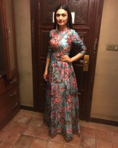 Ragini Khanna Instagram - #ootd #aboutyesterday in @dolcegabbana and @aldo_shoes earrings by  @shubhashini.ornamentals an event in #kolkata 🌸  #traveldiaries