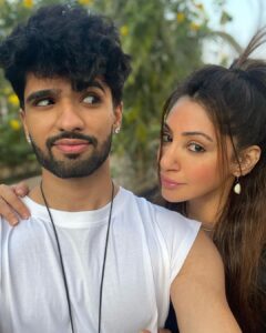 Reyhna Malhotra Instagram - Magic💫💫💫💫💫🌈
Happy birthday to my love❤️

Your love brightens my soul
Your love helped me heal
Your love taught me to be selfless 
Your love is one of a kind ❤️

Tu mere baad mein aaya hain 😄 par tu mujhe  har din kuch seekha tha hain (at times we agree to disagree😝)

Loving boyfriend ,overly caring(like a parent🫢) ,strict trainer 🏋️‍♀️,my bestbud, you play all the roles 😻 and are always guarded about me that does annoy me attimes but deep down I love it all ❤️❤️❤️❤️🧿

Dua mein bus yeh mangti hoon aaj , tumhein woh sab haasil hoon joh is mukammal jahan mein hain 🧿🥰❤️🙏
I love you my Sonu ❤️ your my heartbeat 💓 
Happy birthday jaan @theonlyzeeshankhan