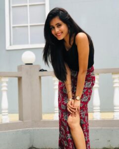 Rhea Sharma Instagram - Some posing time with my partner in crime 😎 @kaveripriyam_official #fun #style #monsoon #positivevibes #yrhpk 😍