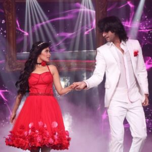 Rhea Sharma Instagram - The Nach season is here !! Starting from tonight at 8pm. Hope you guys like our special act to reveal one of the jodis !!
@starplus @shaheernsheikh #mishbir