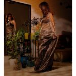 Riddhi Dogra Instagram - Stepping out of the house. But making it Dramatic!! Diwali Dramatic 🤩✨🪔😂 Love the pictures @ravii_dixit 📸 Styling @ananyaarora2013 @suta_bombay you know I love your entire collection. Past present and future 😍 Jewels @sangeetaboochra @minerali_store