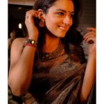 Riddhi Dogra Instagram - Stepping out of the house. But making it Dramatic!! Diwali Dramatic 🤩✨🪔😂 Love the pictures @ravii_dixit 📸 Styling @ananyaarora2013 @suta_bombay you know I love your entire collection. Past present and future 😍 Jewels @sangeetaboochra @minerali_store