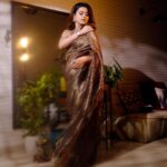 Riddhi Dogra Instagram - @iridhidogra looks resplendent in a @suta_bombay Saree Jewellery by @sangeetaboochra X @minerali_store . . Styled by @ananyaarora2013 X @theboltpr Photographed by @ravii_dixit Stylist Assitant: @mahekagandhi_16 Mumbai, Maharashtra