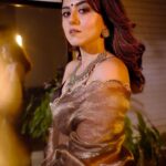 Riddhi Dogra Instagram - @iridhidogra looks resplendent in a @suta_bombay Saree Jewellery by @sangeetaboochra X @minerali_store . . Styled by @ananyaarora2013 X @theboltpr Photographed by @ravii_dixit Stylist Assitant: @mahekagandhi_16 Mumbai, Maharashtra