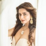 Ridheema Tiwari Instagram - But I will love you in this fire and blood And I will be the keeper of your smile 😃 Outfit : @fashion_ivaahi Jewellery : @the_jewel_gallery Stylist : @instylewithaditi Make up & Hair : @rohini_makeupandhair 📸: @ibphotography27 Location : @radissonblumumbaiairport #raiseatoast #glammakeup #goodtimesarehere #dreamy #happyness ##ridhiematiwari Radisson Blu Mumbai International Airport