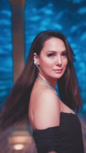 Rochelle Rao Instagram - Little late on this one but decided to post anyway.. from the sets of India's Laughter Champion on @sonytvofficial produced by @banijayasia 
Hmu @sharaddhamnaskar @salunkhevaishali 
Shot & edited by @lalitcrock1738 
Styled by @anishagandhi3 @rochelledsa 
Outfit: @selvagestory.co
Earrings: @tuula.jewellery
Jewellery: @minerali_store
Heels: @paioshoes