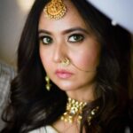Roopal Tyagi Instagram - घूँघटे मे चंदा है, फिर भी है फैला चारों और उजाला होश न खो दे कहीं जोश मे देखने वाला 🤍 📸 @iam_asoul thanks for such lovely shots! Studio Session by: @photowalksmumbai Photographer: @iam_asoul Model: @roopaltyagi06 Makeup: @makeovers_by_pallavii Hair: @beauty_makeup_artist_mahin28 Concept and Styling: @mitaliii & @nainakhiara_ #indianwear #whitelehenga #templejewellery #kundanjewellery #indianphotography