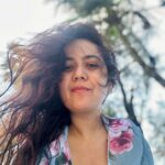 Roopal Tyagi Instagram - ☀️ 🏊‍♀️ 😃 💙 🥭 #photodump