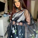 Roopal Tyagi Instagram - Sarees have my ❤️ Wearing : @saiyoni_official #handpaintedsaree #indianwear #ootd