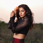 Roshini Haripriyan Instagram - Stardust ✨ 📷 @snipershotphotography @laavanya_prol_ 👗 @sindira_by_swethaindiran #roshniharipriyan #cookwithcomali Chennai, India