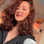 Roshmi Banik Instagram - There’s something magical about the winter sun…!!! 🪄 . . . #sunset #winter #nature #hairgoals #hairstyles #curlyhair #kolkata #golden