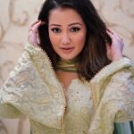 Roshmi Banik Instagram - Ye kya ho gaya… 🍀🦚 . . . Wearing @shopruzhan 📸 @iam_rajinamdar . . . #trendingreels #reelitfeelit #feelkaroreelkaro #oldisgold #retro #bollywood #diwali #diwali2022 #festivewear #festivevibes #festival #festiveseason #indian #roshmibanik