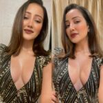 Roshmi Banik Instagram - Which profile looks better? 🤔 Decide nahi kar paayi so #collage daal di..! 🤭🫠 Also, mujhe ye look date night ke liye perfect laga…! Chaloge? 😉❣️ . . . . #date #dateready #hot #bollywood #diva #picoftheday #newpost #fashion #style #roshmibanik