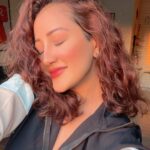 Roshmi Banik Instagram - There’s something magical about the winter sun…!!! 🪄 . . . #sunset #winter #nature #hairgoals #hairstyles #curlyhair #kolkata #golden