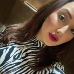 Roshmi Banik Instagram - Peek-A-Boo! 🦓 . . . . #foryou #sunday #mood #selﬁe #instagood #roshmibanik #makeup