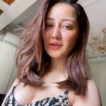 Roshmi Banik Instagram - Tint on the cheeks, stars in her eyes…! ☺️