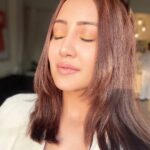 Roshmi Banik Instagram - For your eyes only ☀️🤍 . . #lookoftheday #ootd #roshmibanik #sunkissed #potrait