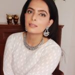 Ruhi Chaturvedi Instagram - देसी गर्ल . . . . Jewellery by @luxomodaa Make up by @r_aj11111 Hair by @sanabharsakal . . . #younevergowrongwithpearls #lovelovelove #thatglowisoflove